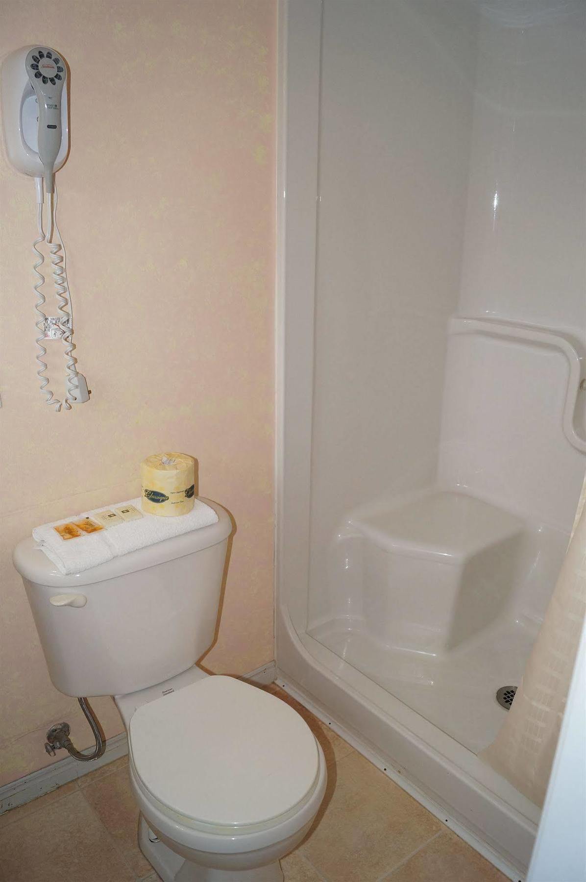 Robyn'S Motel Питерборо Экстерьер фото
